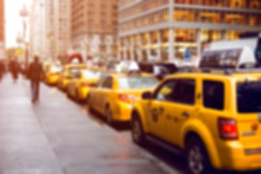 Manhattan sokaklarında sarı taksi bulanık resim
