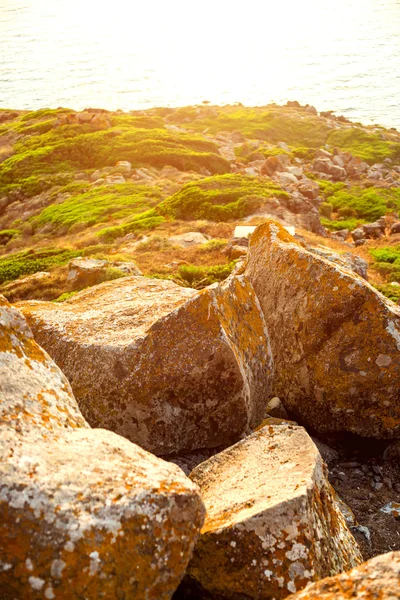 Vacker solnedgång över havet kusten av Mediteranian. — Stockfoto