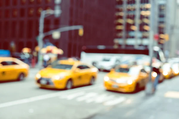 Imagem turva de taxias amarelas nas ruas de Manhattan — Fotografia de Stock