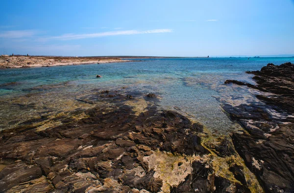 Sassi sulla bellissima spiaggia, isola di Sardegna, Italia — Foto Stock