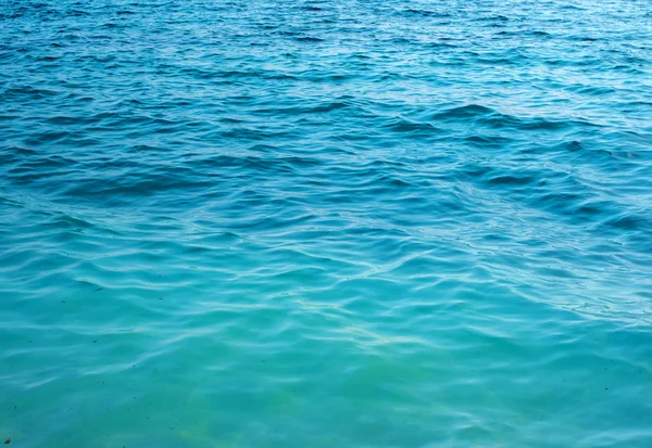 Agua transparente, limpia y transparente con reflejo de la luz solar — Foto de Stock