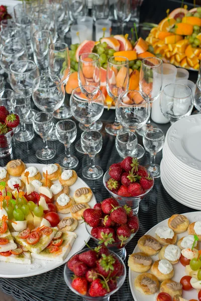 Fraises dans un bol en verre sur la table — Photo