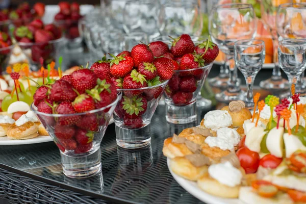 Fresas en un tazón de vidrio sobre la mesa — Foto de Stock