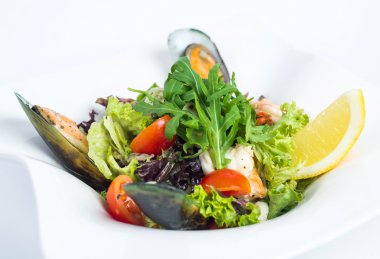 Beyaz izole deniz ürünleri salatası.