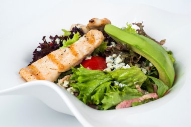 Beyaz arka plan üzerinde Cobb salatası.