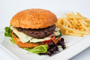 kızarmış patates, üzerine beyaz izole lezzetli çizburger