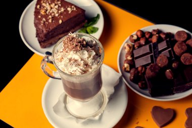 Kahve kek ve çikolata ile