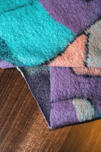 Текстурированная ткань на деревянном фоне — стоковое фото