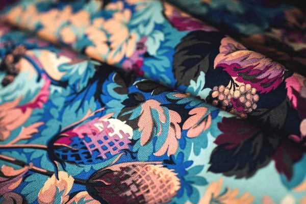 Färgglad textil rulla med blommor på trä bakgrund — Stockfoto