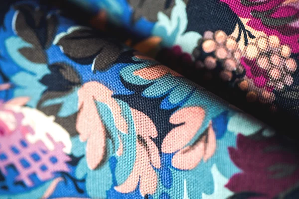 Färgglad textil rulla med blommor på trä bakgrund — Stockfoto