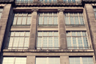 Eski bir binanın cephesi