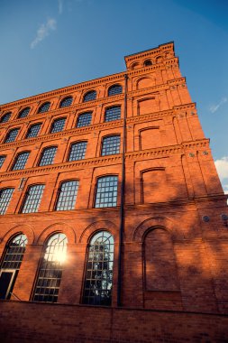 eski bir binanın üstünde pencere eşiği.