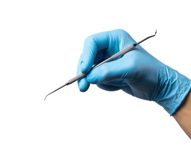 Diş hekimleri diş aracı ile mavi Medikal Ürünler ellerinde. İzole