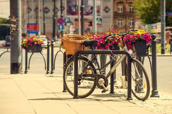 Urban cyklar parkerade på gatan — Stockfoto