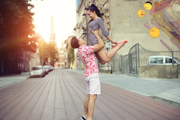 Pareja cool de moda en la calle, estilo de vida —  Fotos de Stock