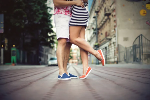 Casal fresco na moda, pernas, estilo de vida . — Fotografia de Stock