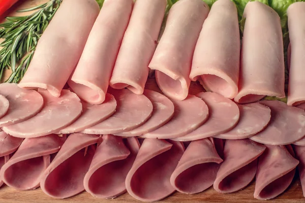 Geräuchertes Fleisch auf Holz isoliert weißen Hintergrund — Stockfoto