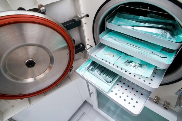 Autoclave medica per sterilizzare strumenti chirurgici e di altro tipo — Foto Stock