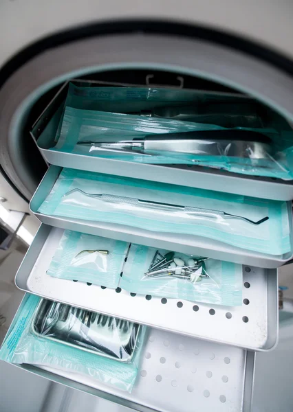 Cerrahi ve diğer aletleri sterilize etmek için tıbbi otoklavi