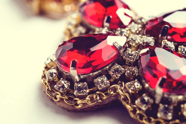 Χειροποίητα σκουλαρίκια κόκκινο με κοσμήματα. Vintage στυλ — Φωτογραφία Αρχείου