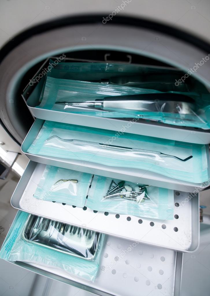 Medical autoclave for sterilising surgical and other instruments