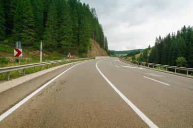 Çiçek hills Romanya üzerinden dolambaçlı yol asfalt