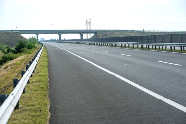 Çiçek hills Romanya üzerinden dolambaçlı yol asfalt