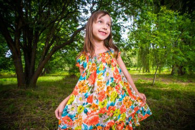 mutlu küçük kız parkta eğleniyor