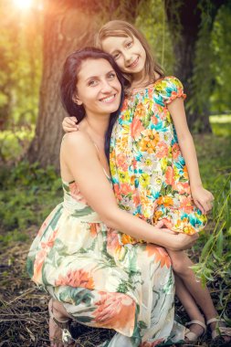 çok güzel anne ile kızını bahçedeki