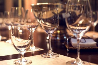 Fotoğrafı restoranda boş bardak kapatın. Seçici odak