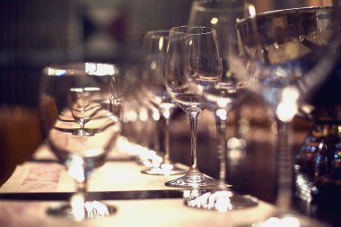 Fotoğrafı restoranda boş bardak kapatın. Seçici odak