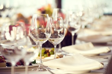 Fotoğrafı restoranda boş bardak kapatın. Seçici odak