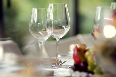 Fotoğrafı restoranda boş bardak kapatın. Seçici odak