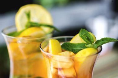 Rustik ahşap masa turuncu kokteylde. Seçici odak