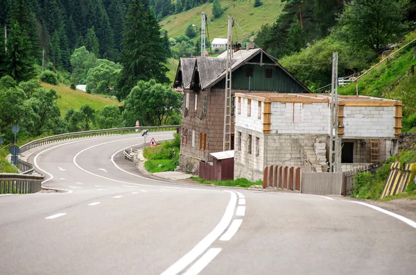 Asfaltweg wikkelen door bloem heuvels in Roemenië — Stockfoto