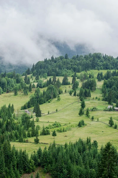 Bergen onder een bewolkte hemel in zonnige dag — Stockfoto