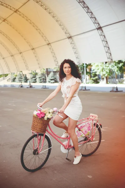 Piękne dziewczyny na różowy starodawny rower, lata życia — Zdjęcie stockowe