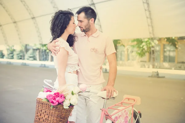 Casal com bicicleta vintage rosa no parque de verão — Fotografia de Stock
