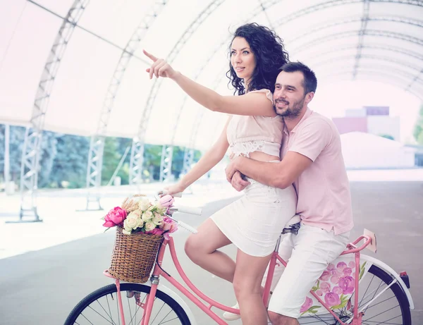 Couple with pink vintage bicycle in the summer park — Stock Photo, Image