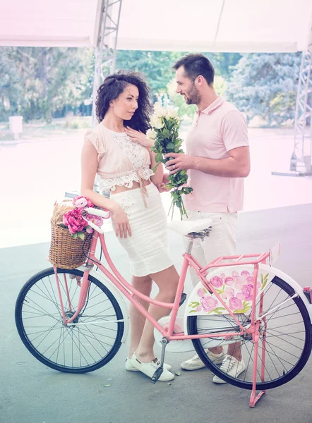 夫妇与粉红色的老式自行车中夏公园 — 图库照片