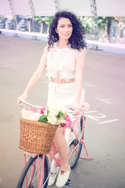 Mooi meisje op een roze vintage fiets, zomer levensstijl — Stockfoto