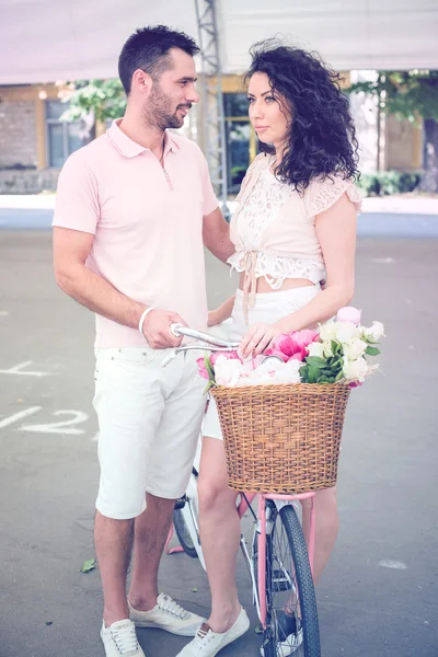 夫妇与粉红色的老式自行车中夏公园 — 图库照片