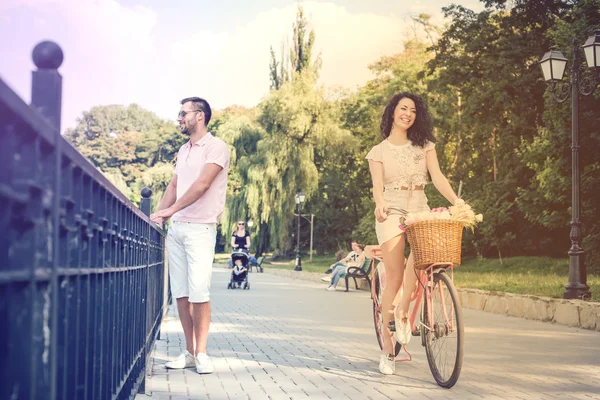 Couple with pink vintage bicycle in the summer park — Stock Photo, Image