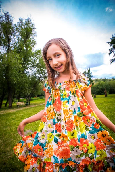 Felice bambina divertendosi al parco — Foto Stock