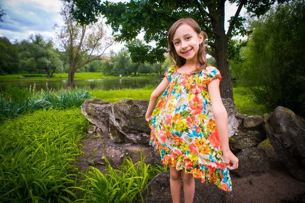 Felice bambina divertendosi al parco — Foto Stock