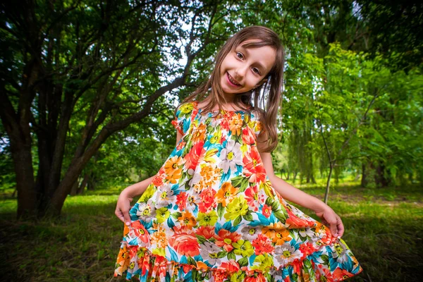 Felice bambina divertendosi al parco — Foto Stock