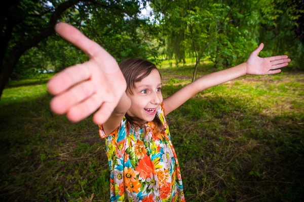 Mutlu küçük kız parkta eğleniyor — Stok fotoğraf