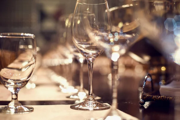 Photo rapprochée de verres vides au restaurant. Concentration sélective — Photo