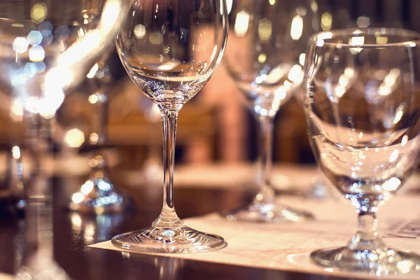 Photo rapprochée de verres vides au restaurant. Concentration sélective — Photo