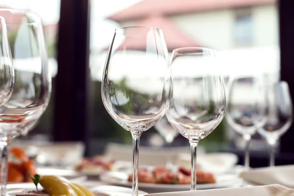 Zavřete obrázek prázdných sklenic v restauraci. Selektivní zaměření — Stock fotografie